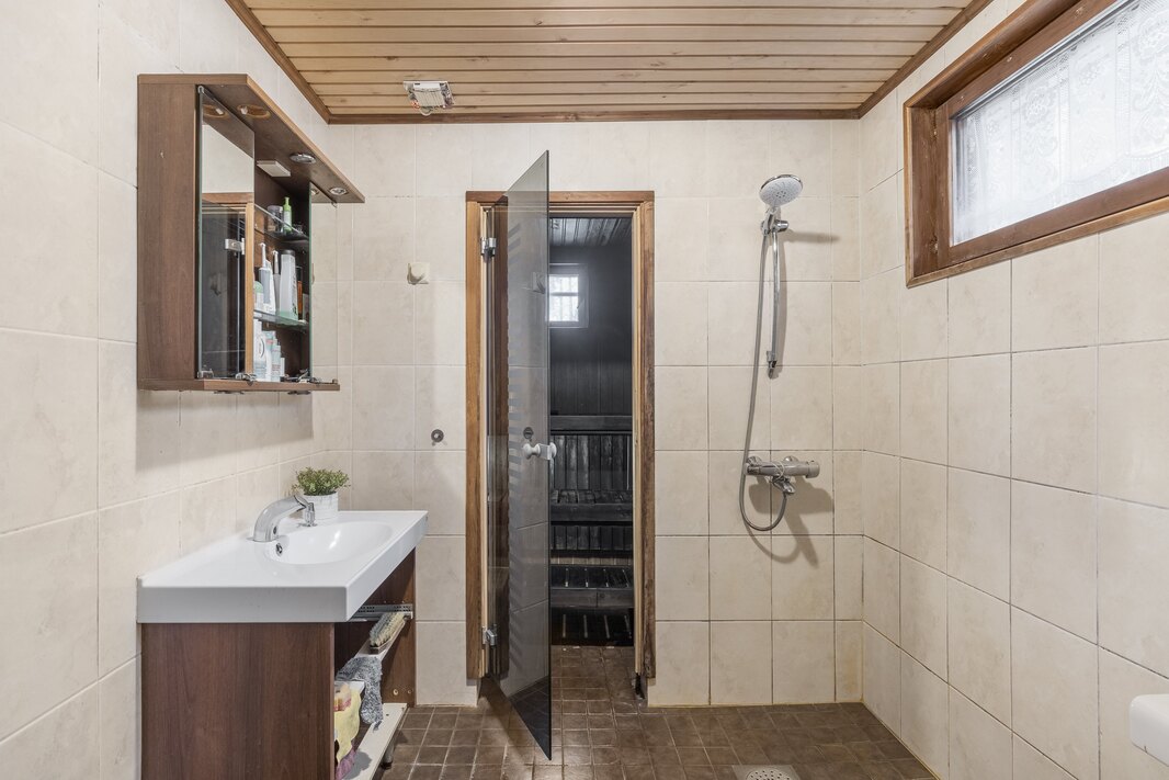 Kylpyhuone ja sauna on remontoitu v. 2006