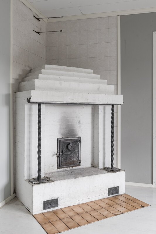 Olohuoneen takka on varaava.