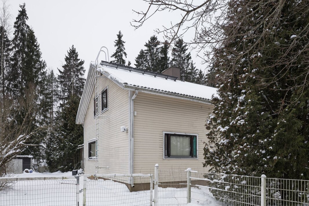 Osa piha-alueesta on aidattu.