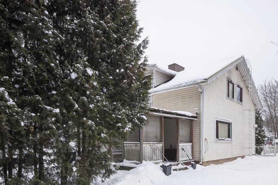 Talo on valmistunut v. 1953, peruskorjaus ja laajennus on tehty v. 1985.