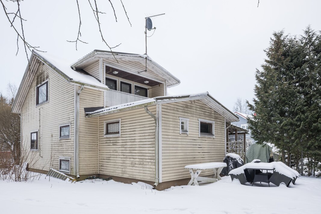 Takamartintie 9 on lähellä päiväkotia, koulua ja urheilukenttää.