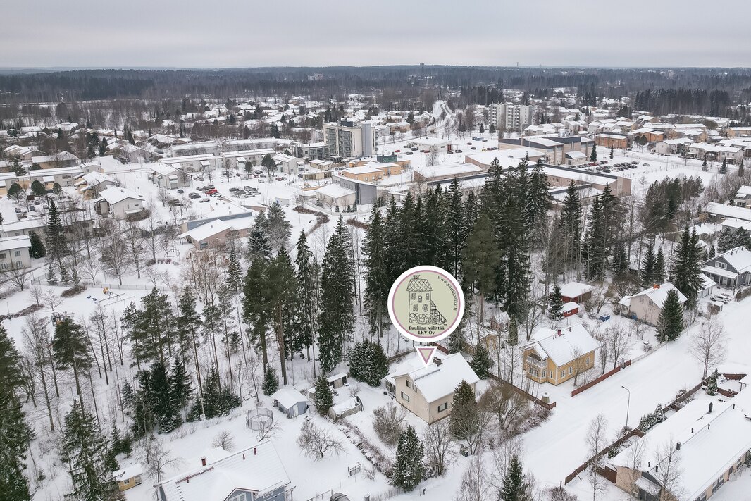 Lähin kauppa n. 500 m, lähin bussipysäkki n. 450 m.