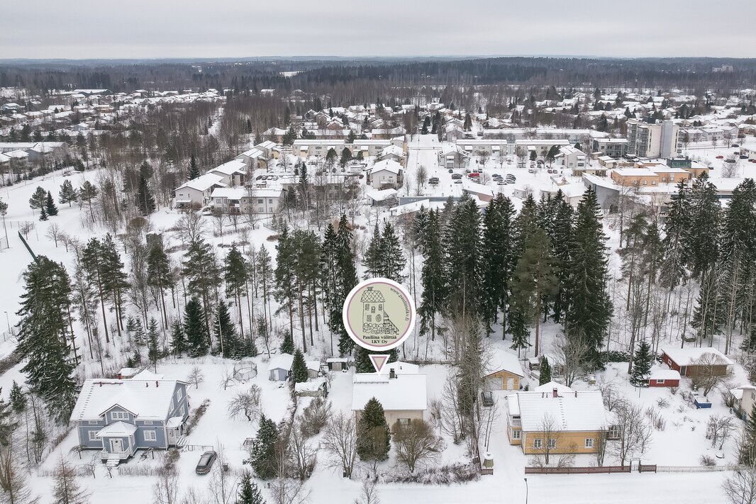 Tapainlinnan koulu n. 1,8 km, Aseman koulu n. 3 km, Kipinä-lulio n. 3,4 km.