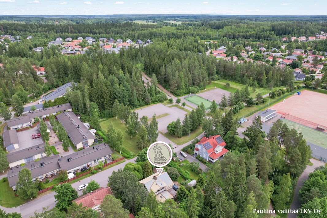 Tapainlinnan koulu n. 1,8 km, Aseman koulu n. 3 km, Kipinä-lukio n. 3,4 km.