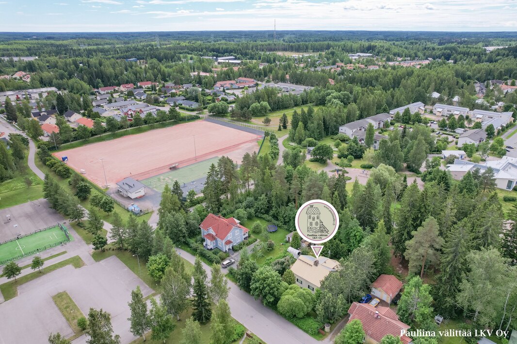 Takamartintie 9 on lähellä päiväkotia, koulua ja urheilukenttää.