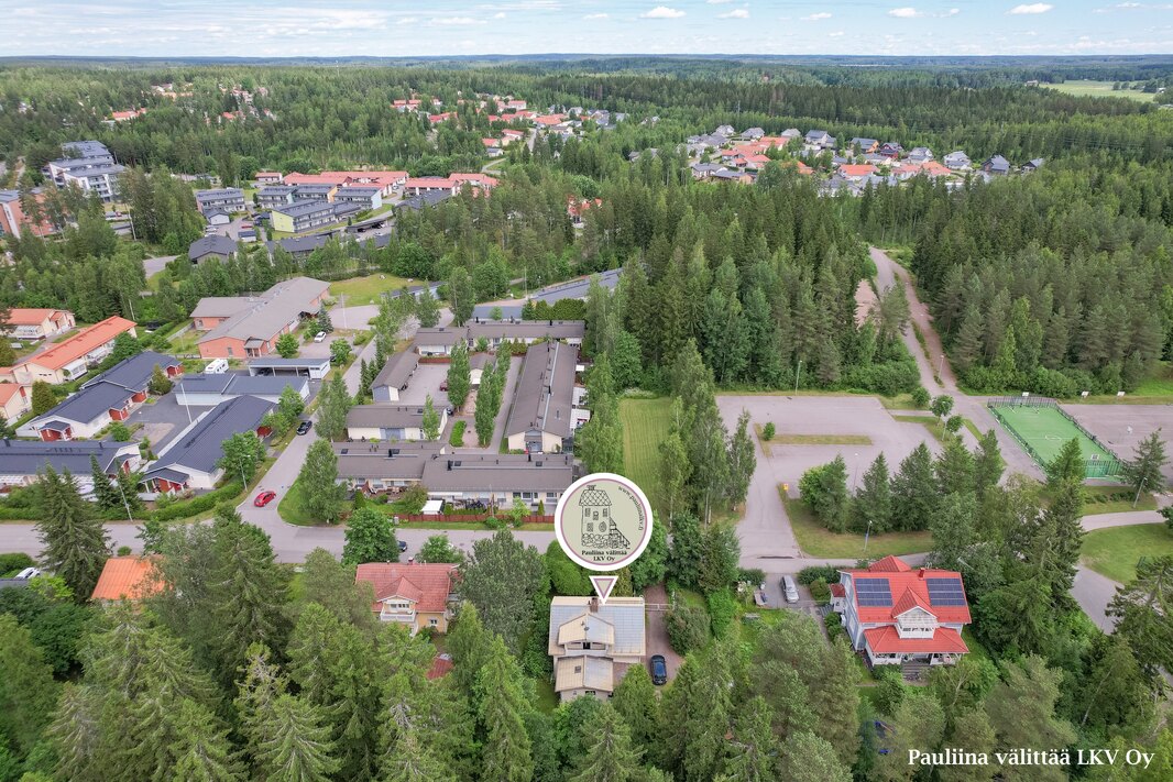 Juna-asema n. 2,9 km. lähin bussipysäkki n. 450 m.