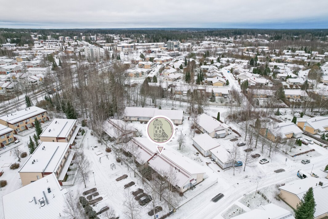 Jokaiselle huoneistolle kuuluu autopaikka.