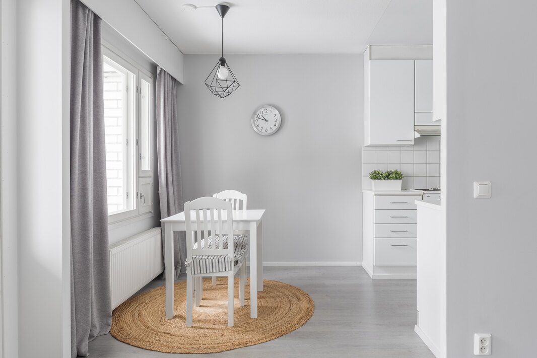 Asuintiloissa on laminaattilattiat.