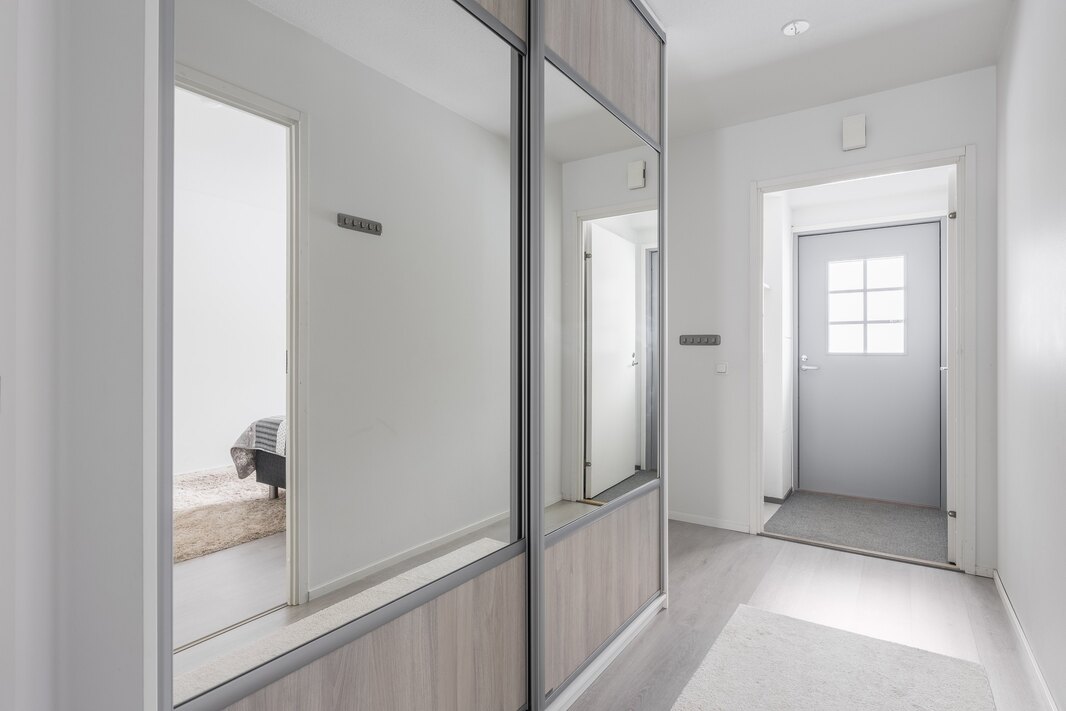 Eteisessä on liukuovikaapistot.