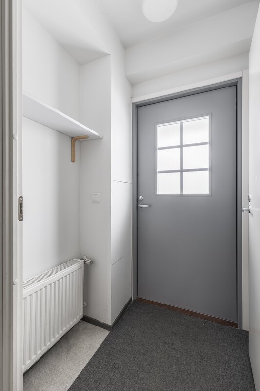 Tuulikaapissa on tilaa pienelle naulakolle.