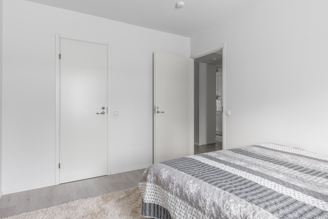 Makuuhuoneen yhteydessä on vaatehuone.