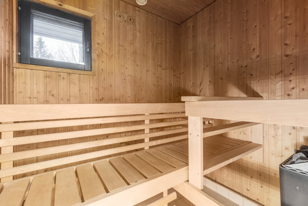 Saunassa on tuuletusikkuna. Lauteet uusitut noin vuonna 2015.