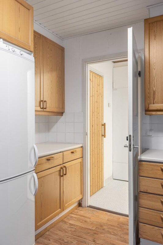 Keittiöstä on käynti kodinhoitohuoneeseen.