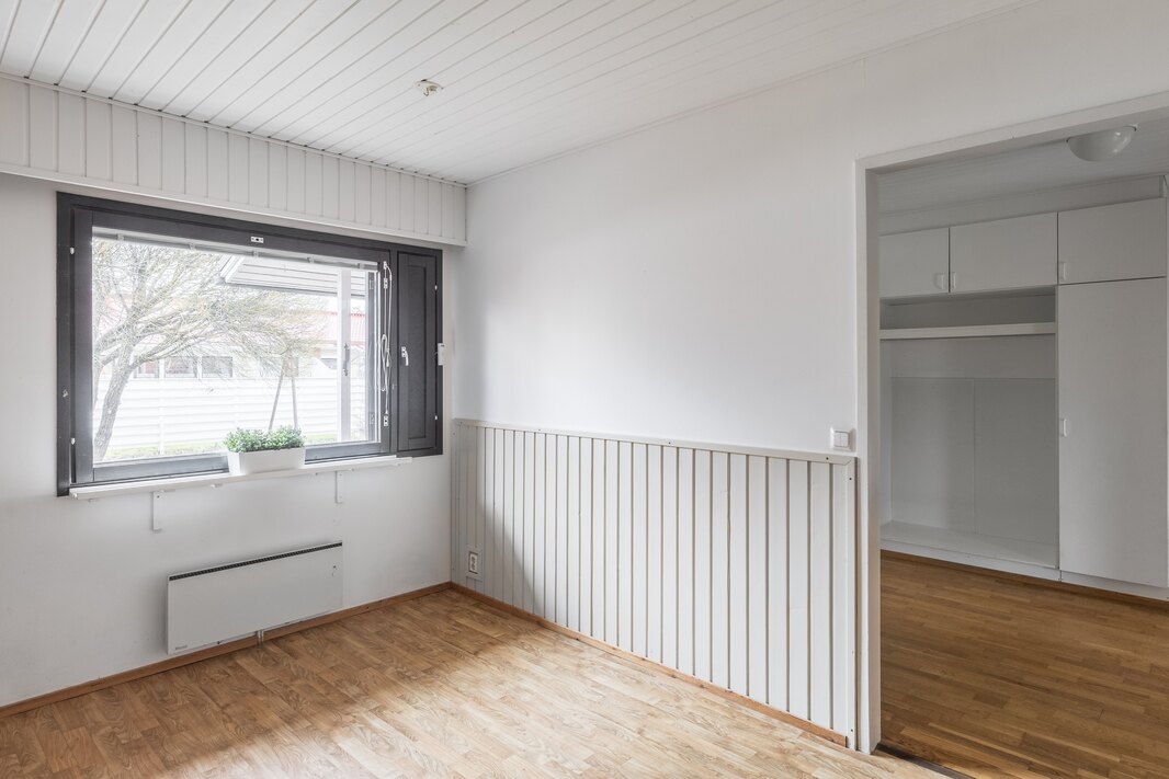 Näkymä Keittiöstä eteisaulan suuntaan.