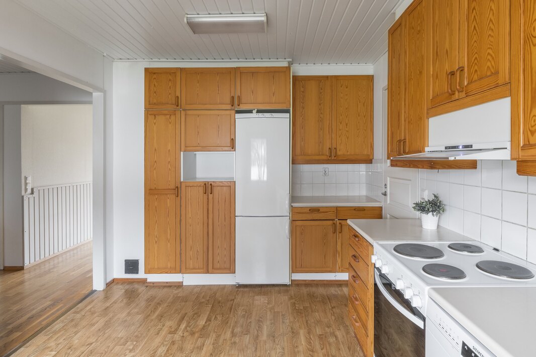 Keittiössä on muovimattolattia, kaapistot alkuperäiset.