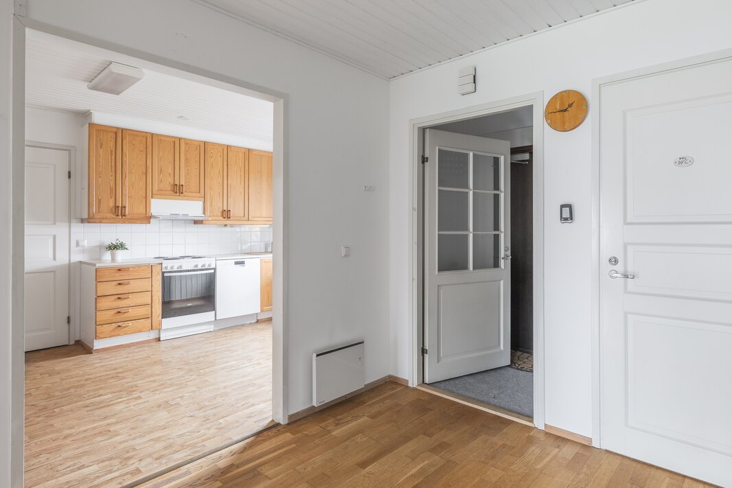 Näkymä eteisaulasta keittiön suuntaan.