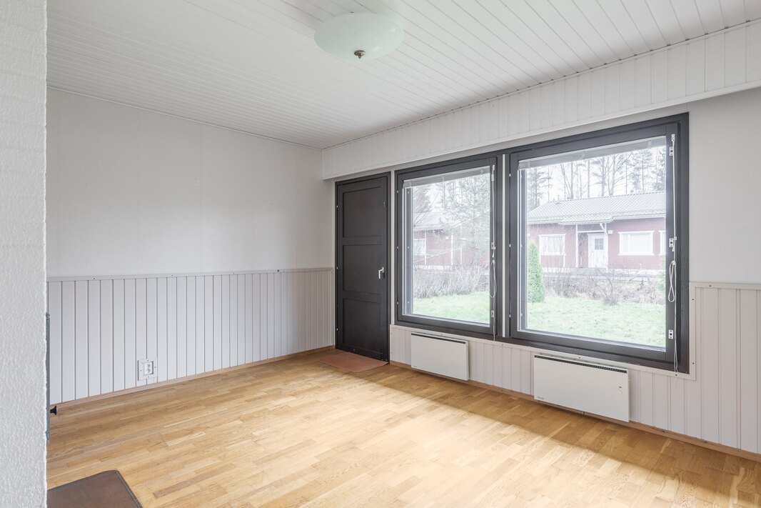 Olohuoneesta on käynti takapihalle,