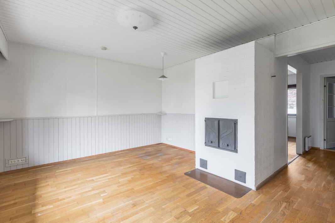 Olohuoneessa on varaava takka.