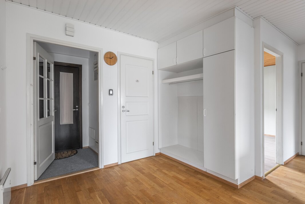 Eteisaulasta käynti asunnon toiseen wc:een.