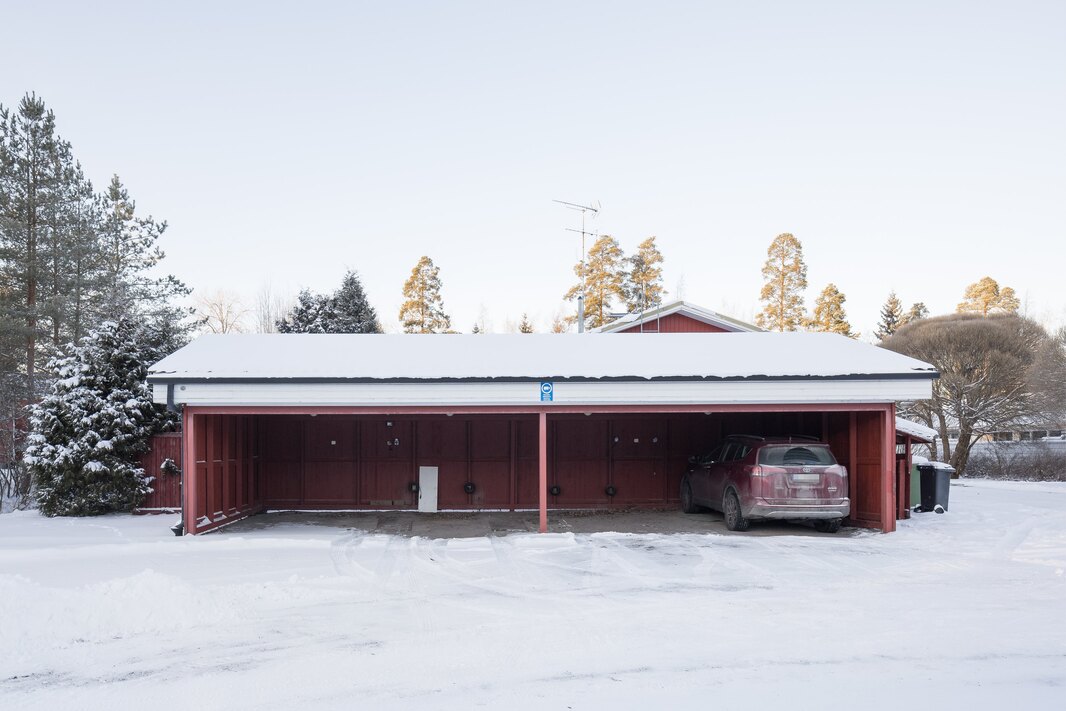 Jokaiselle huoneistolle kuuluu autokatospaikka, toinen paikka asunnon vieressä.