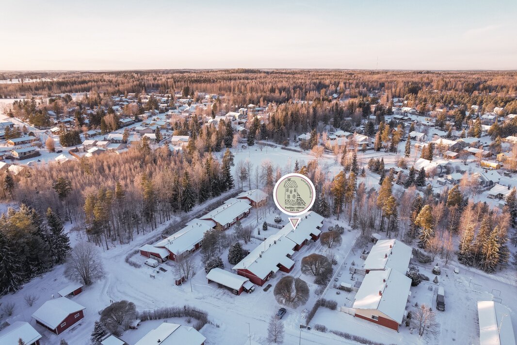 Hämeenlinnan moottoritielle n. 10 min, lentokentälle n. 30 min.