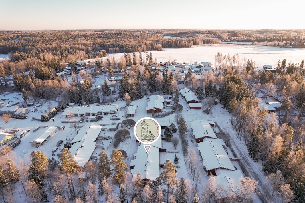 Päiväkoti n. 1 km, alakoulu n. 1,4 km, yläkoulu ja lukio n. 2 km.