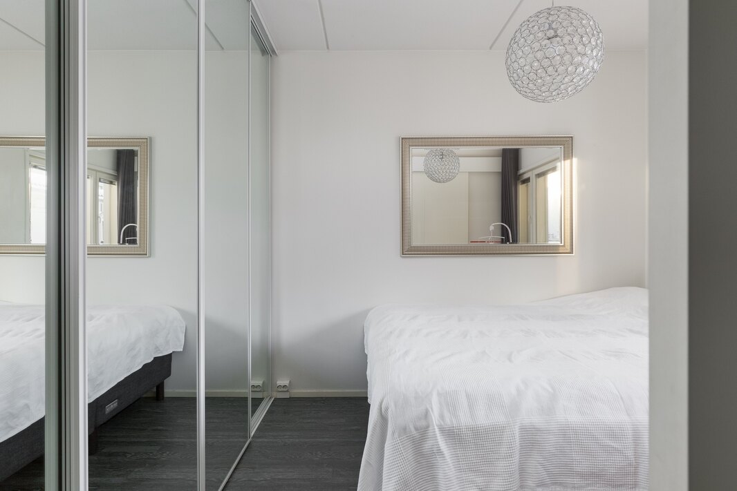 Makuuhuoneessa on liukuovikaapistot.