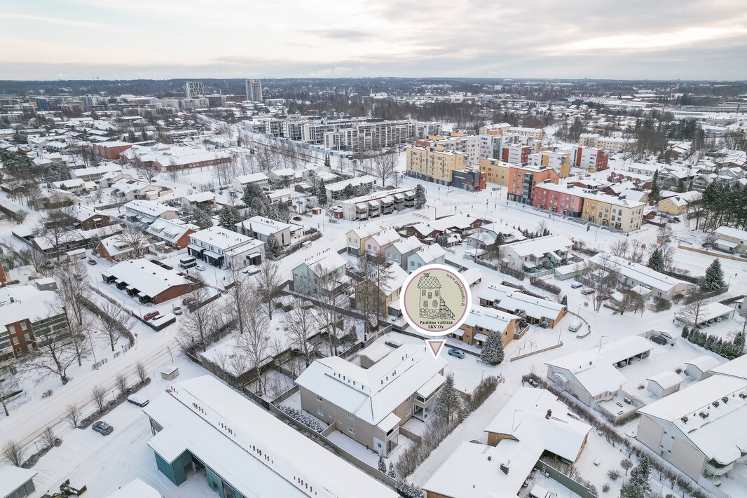 Tikkurilan juna-asemalle n. 1,9 km.