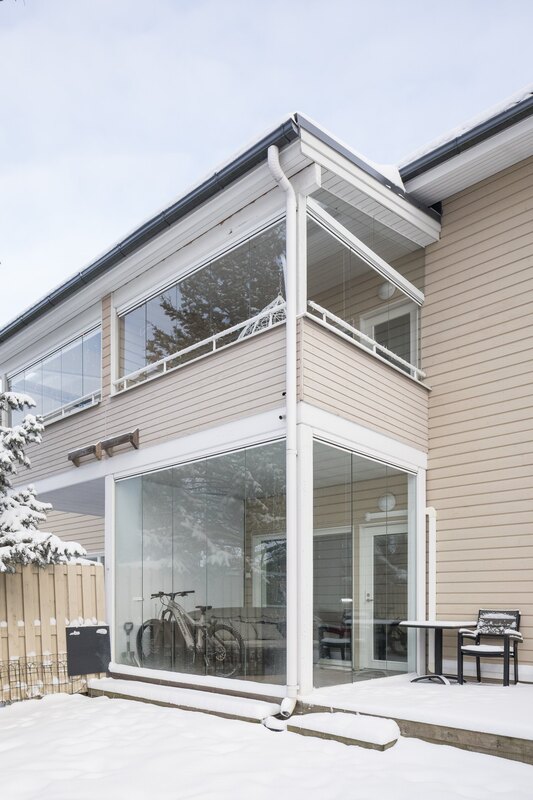 Takapiha on ilta-auringon suuntaan, länteen.