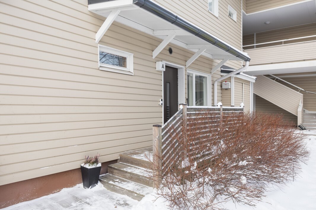 Sisäänkäynnin edessä on pieni terassi, josta on käynti vain tähän huoneistoon. 