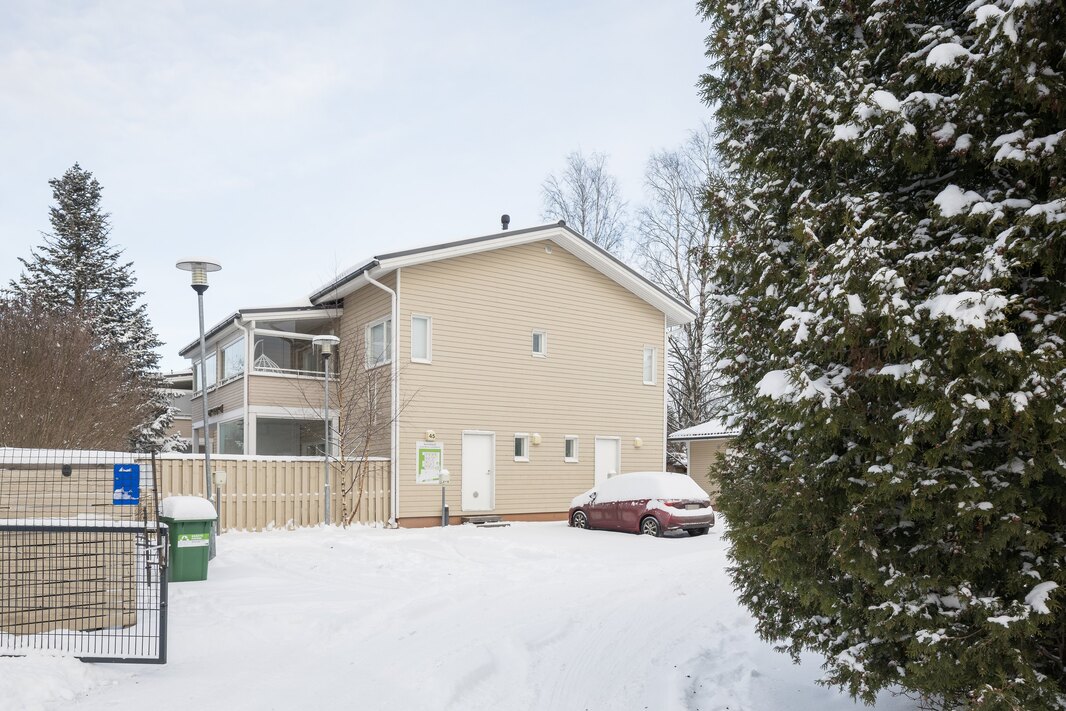 Jokaiselle huoneistolle on tolppapaikka ja lämmin huoneistokohtainen varastotila.