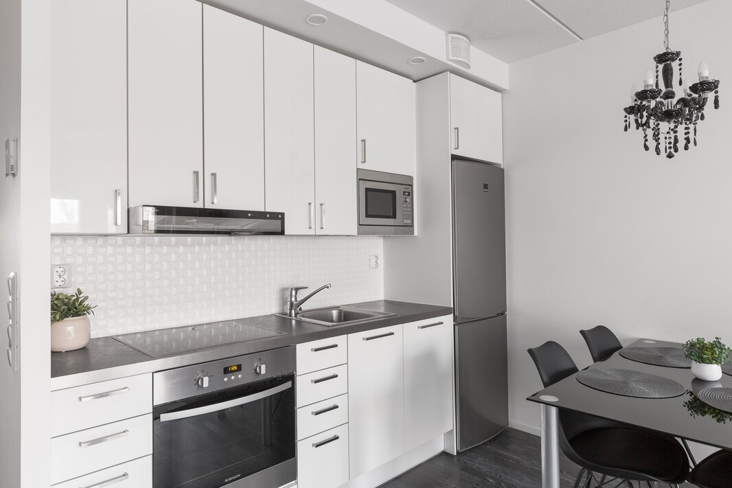 Keraaminen liesi, kiertoilmauunissa myös grillitoiminto. 