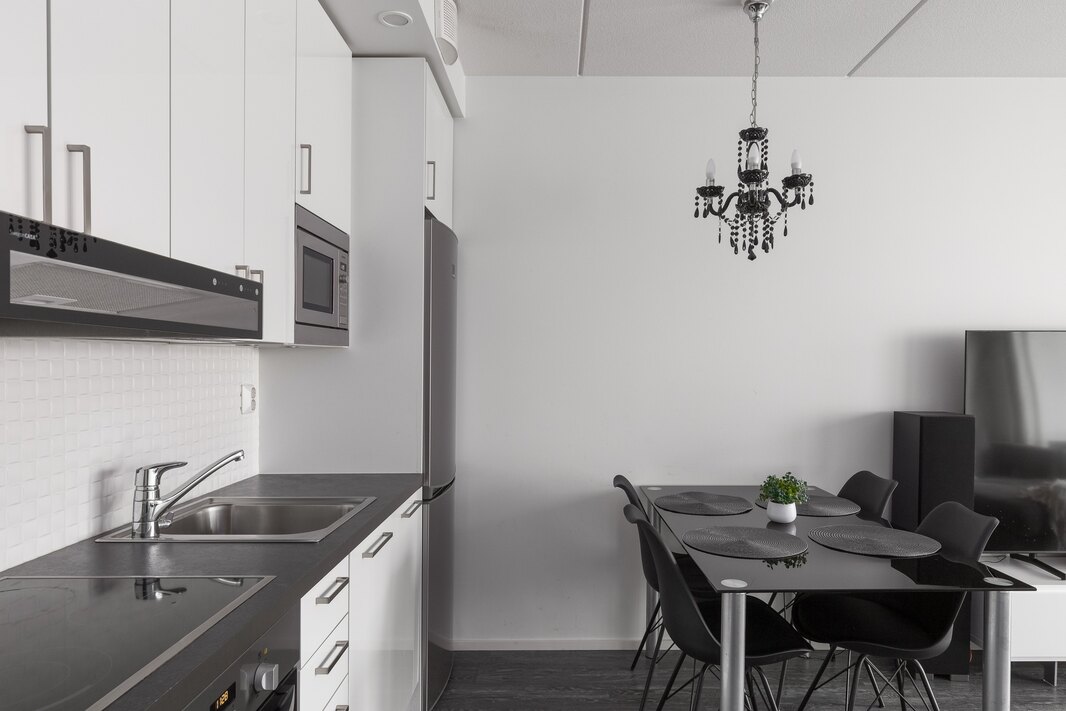 Mikroaaltouuni ja astianpesukone on integroitu. 