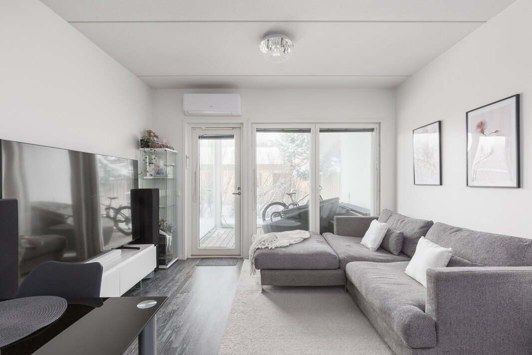 Ilmalämpöpumppu (Fujitsu) on asennettu v. 2021 viilennykseen. 