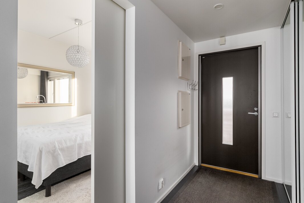 Makuuhuoneen ja eteisen välissä on neliöitä säästävä liukuoviratkaisu.