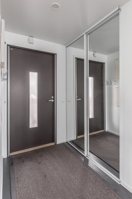 Eteisessä on liukuovikaapistot.