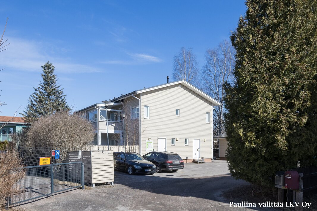 Jokaiselle huoneistolle on tolppapaikka ja lämmin huoneistokohtainen varastotila.