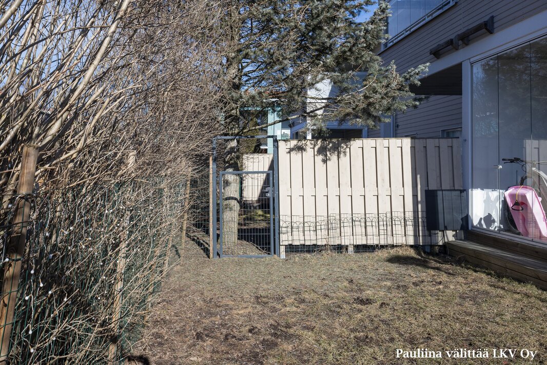 Aidatulle takapihalle on kulku myös lukollisen portin kautta.