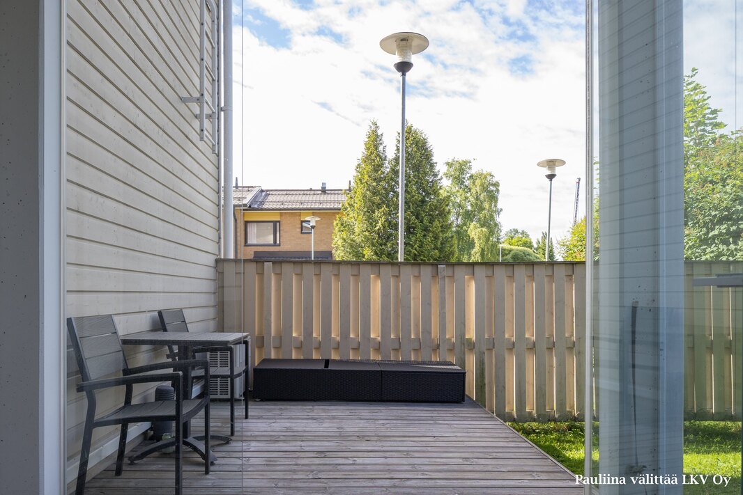 Takapiha on ilta-auringon suuntaan, länteen.