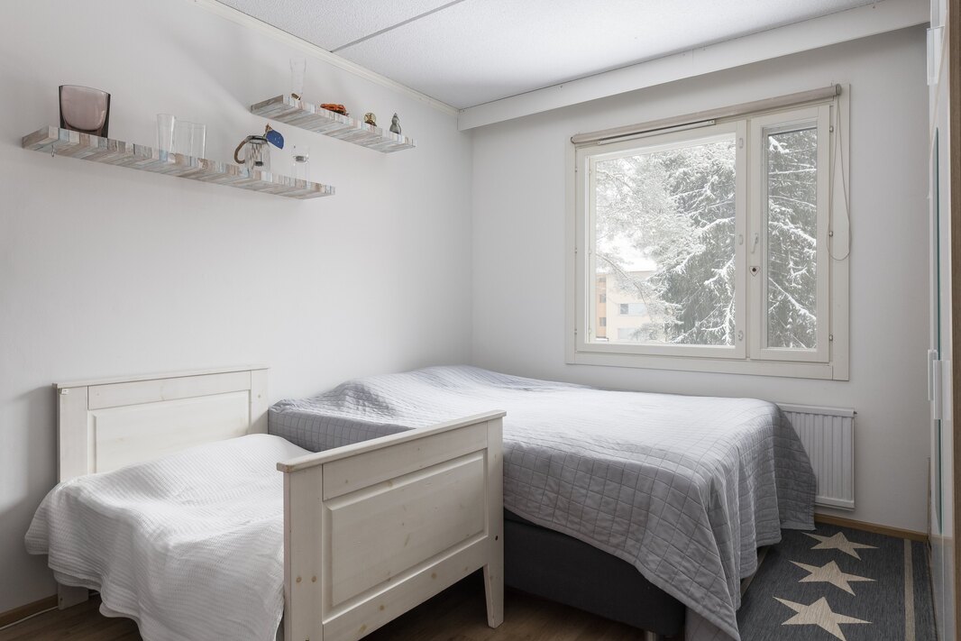Sisäpihan puoleinen makuuhuone. Irtokaapisto kuuluu kauppaan ostajan niin halutessa.