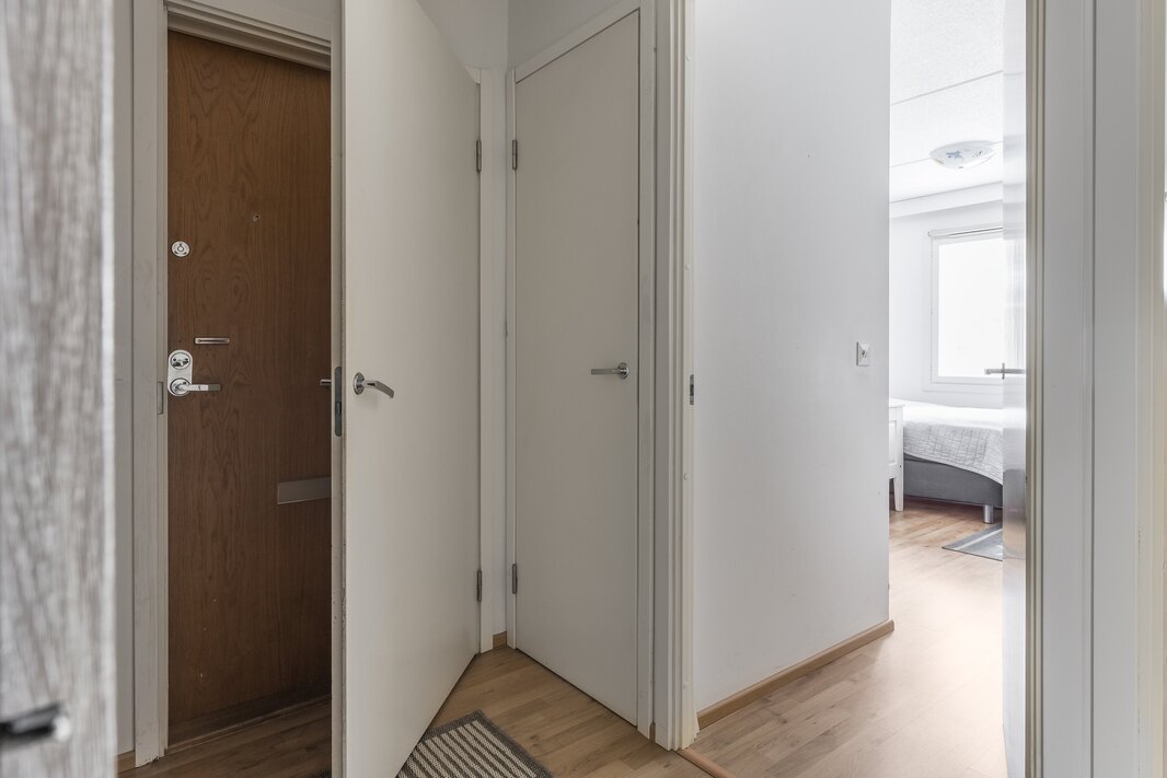 Vaatehuoneeseen on käynti eteisestä.