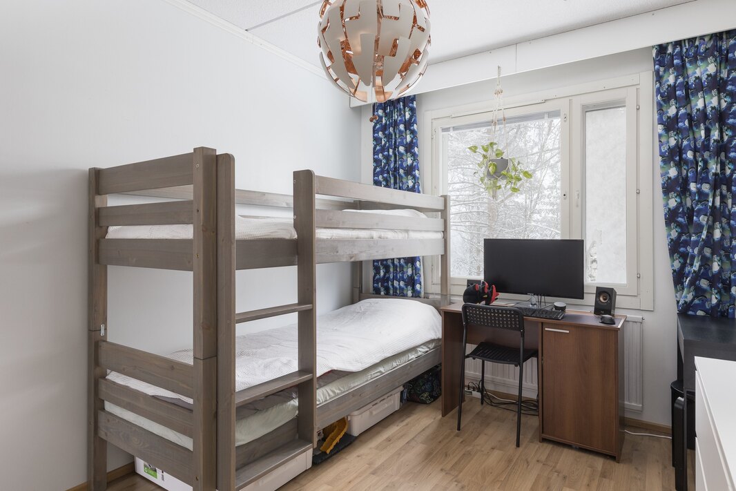 Keittiön viereinen makuuhuone.