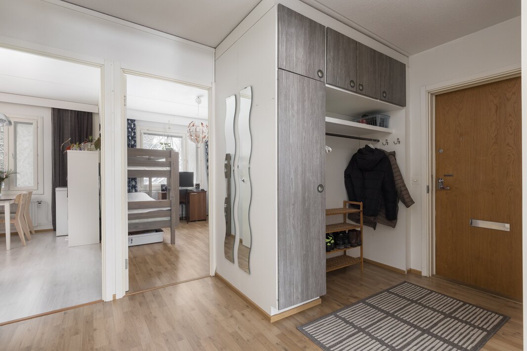 Eteisessä on kaapistot ja naulakko.