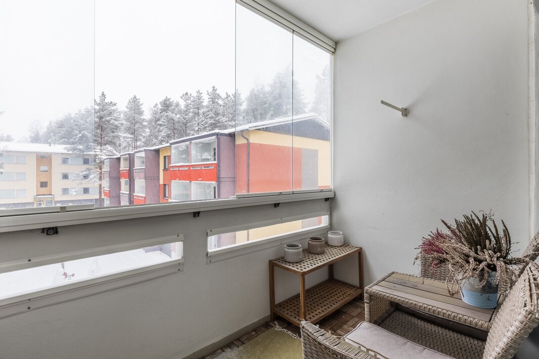 Lasitettu parveke on sisäpihan suuntaan.