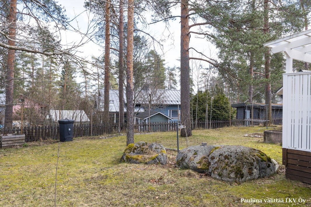 Tontti on aidattu, osin riista-aidalla. 