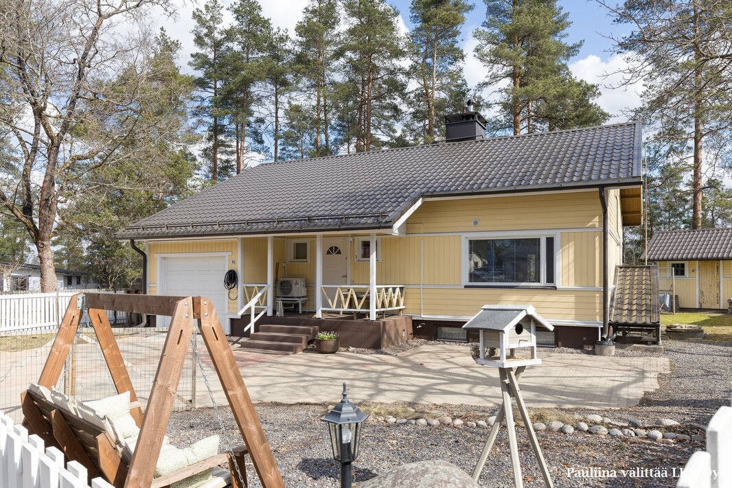 Autotallissa on nosto-ovi, käynti talliin myös sisältä.