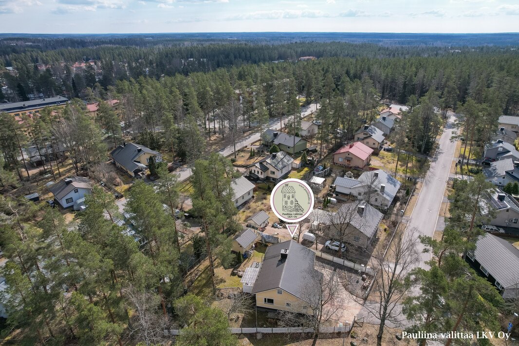 Juna-asema n. 2,1 km. Hämeenlinnan moottoritielle n. 2 km. 