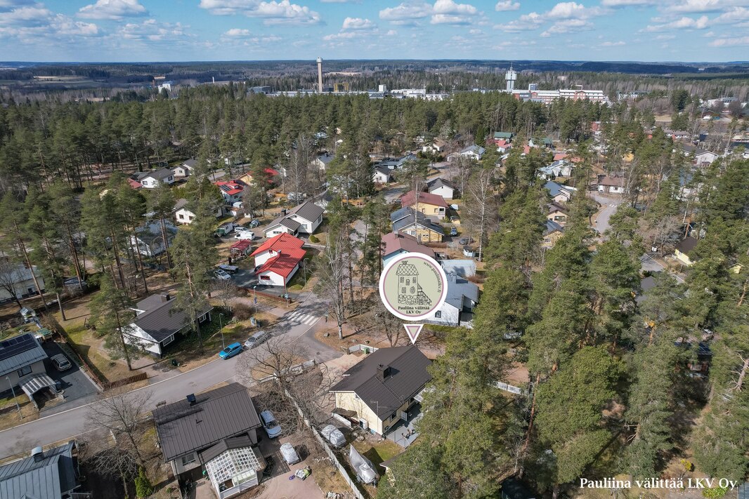 Sveitsin uimala n. 2,1 km, kirjasto n. 2,3 km.