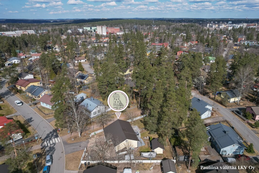Puolimatkan koulu n. 600 m. Vehkoja koulu n. 1,2 km. Kruunupuiston päiväkoti n. 1,2 km.