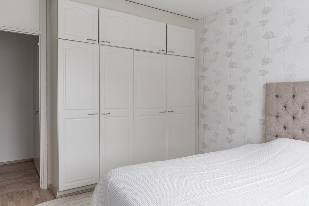 Molemmissa makuuhuoneissa on kaapistot.